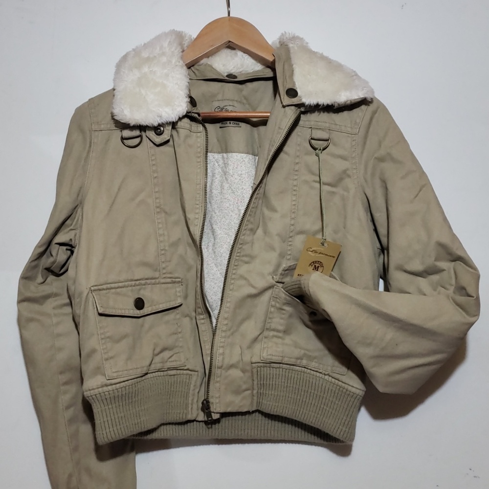Jacket with removable neck cuff